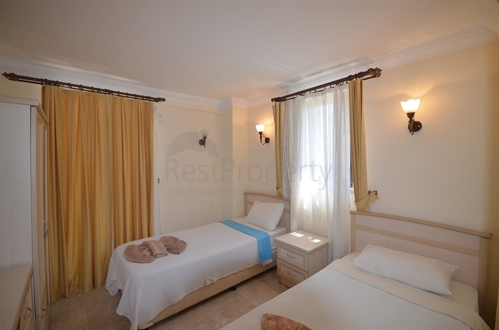 Трёхэтажная вилла с частным бассейном