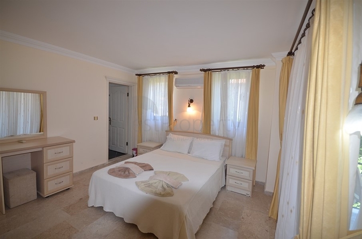 Трёхэтажная вилла с частным бассейном