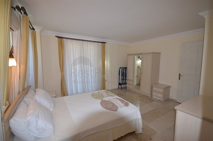 Трёхэтажная вилла с частным бассейном