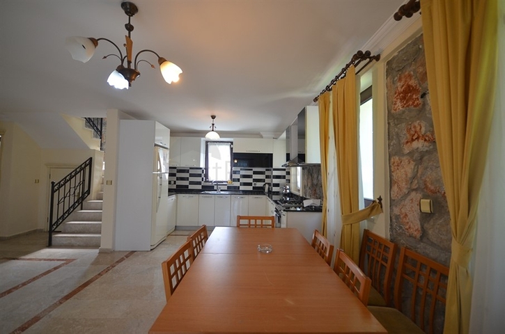 Трёхэтажная вилла с частным бассейном