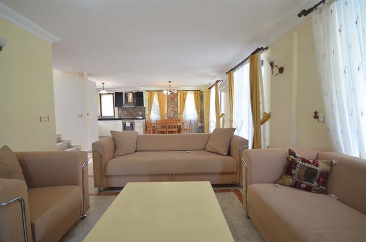 Трёхэтажная вилла с частным бассейном