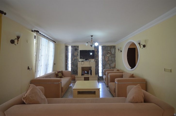 Трёхэтажная вилла с частным бассейном