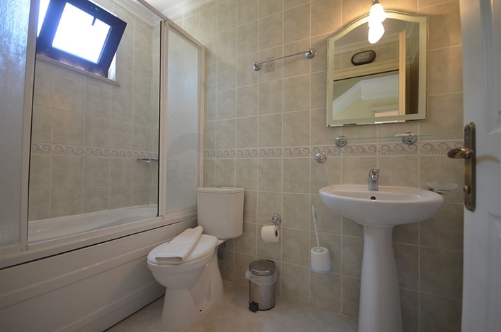 Трёхэтажная вилла с частным бассейном