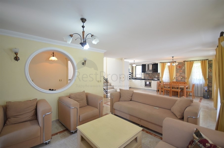 Трёхэтажная вилла с частным бассейном