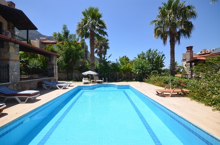 Трёхэтажная вилла с частным бассейном