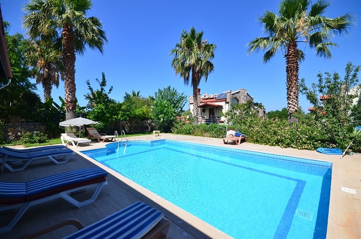 Трёхэтажная вилла с частным бассейном