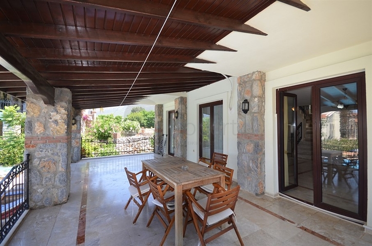 Трёхэтажная вилла с частным бассейном