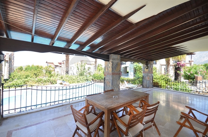 Трёхэтажная вилла с частным бассейном