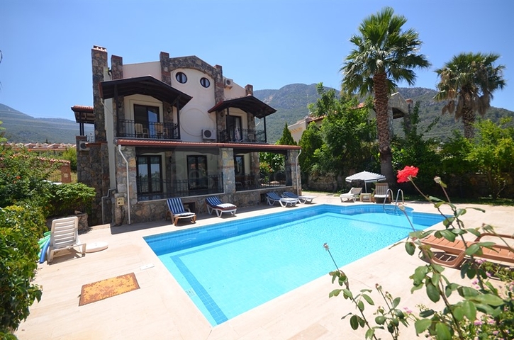 Трёхэтажная вилла с частным бассейном