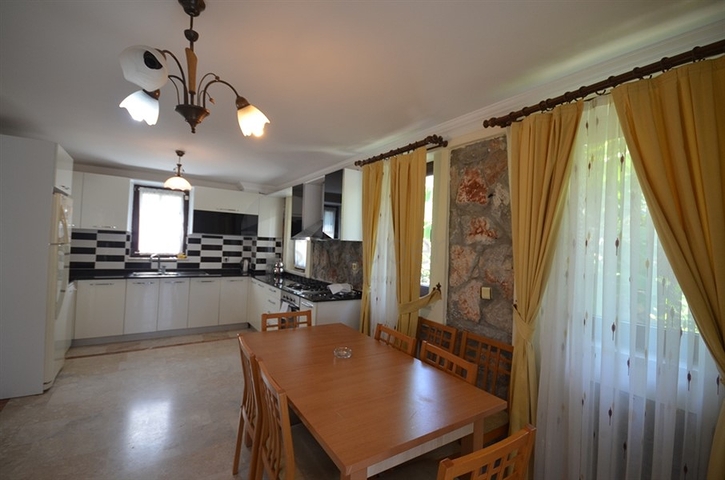 Трёхэтажная вилла с частным бассейном