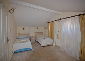 Трёхэтажная вилла с частным бассейном