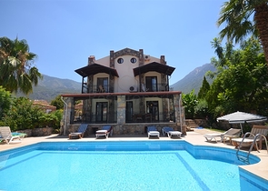 Трёхэтажная вилла с частным бассейном