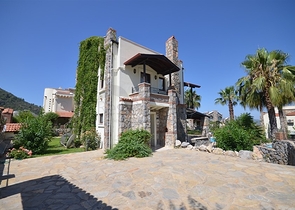 Трёхэтажная вилла с частным бассейном