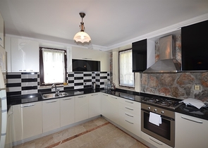 Трёхэтажная вилла с частным бассейном