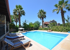 Трёхэтажная вилла с частным бассейном