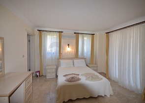 Трёхэтажная вилла с частным бассейном