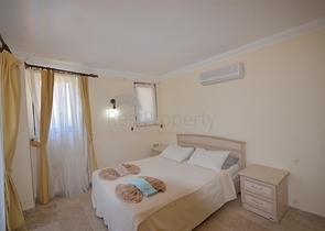 Трёхэтажная вилла с частным бассейном