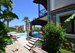 Трёхэтажная вилла с частным бассейном