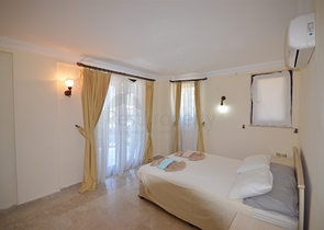 Трёхэтажная вилла с частным бассейном