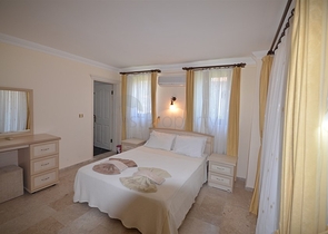 Трёхэтажная вилла с частным бассейном