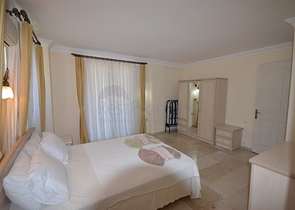 Трёхэтажная вилла с частным бассейном