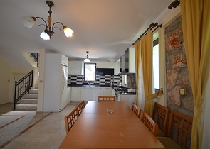 Трёхэтажная вилла с частным бассейном