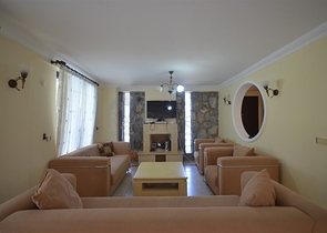 Трёхэтажная вилла с частным бассейном