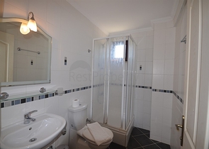 Трёхэтажная вилла с частным бассейном