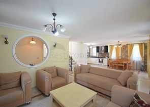 Трёхэтажная вилла с частным бассейном