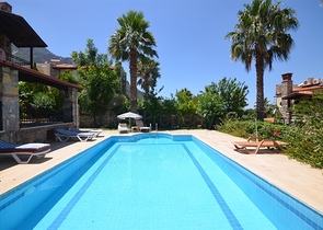 Трёхэтажная вилла с частным бассейном