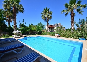 Трёхэтажная вилла с частным бассейном