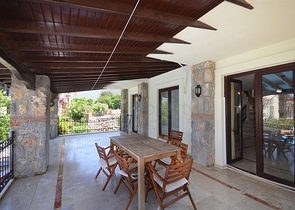 Трёхэтажная вилла с частным бассейном