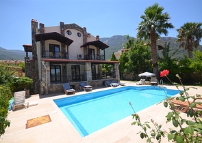 Трёхэтажная вилла с частным бассейном