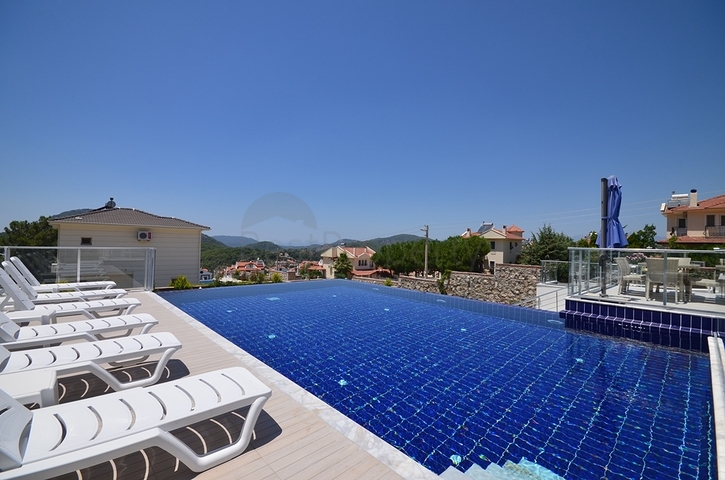 Вилла с частным бассейном и садом в Оваджик