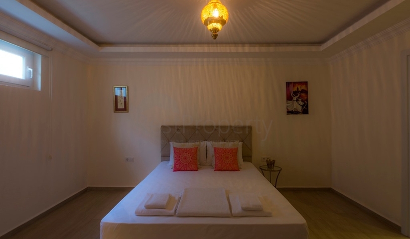 Вилла с частным бассейном и садом в Оваджик