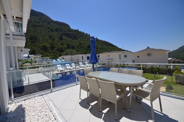 Вилла с частным бассейном и садом в Оваджик