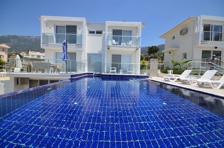 Вилла с частным бассейном и садом в Оваджик