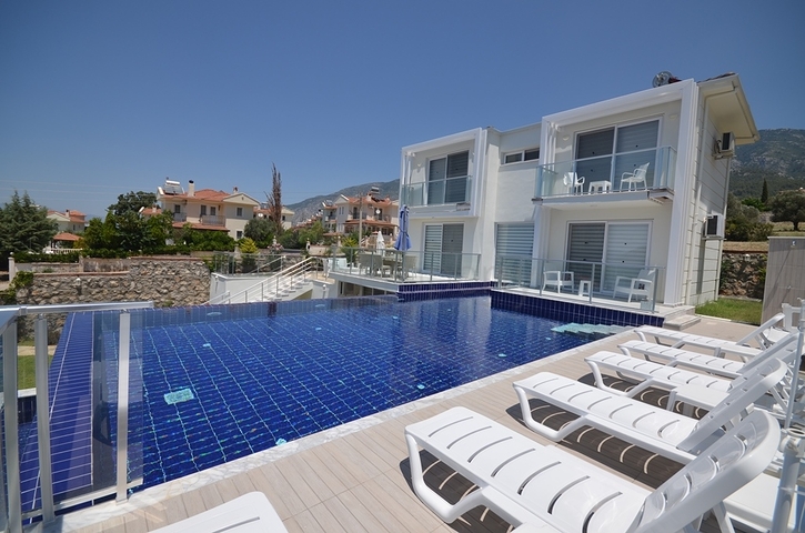 Вилла с частным бассейном и садом в Оваджик