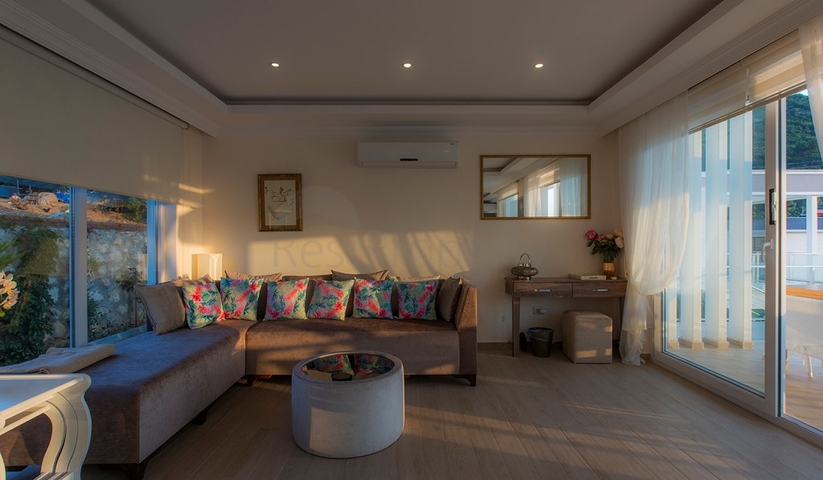 Вилла с частным бассейном и садом в Оваджик