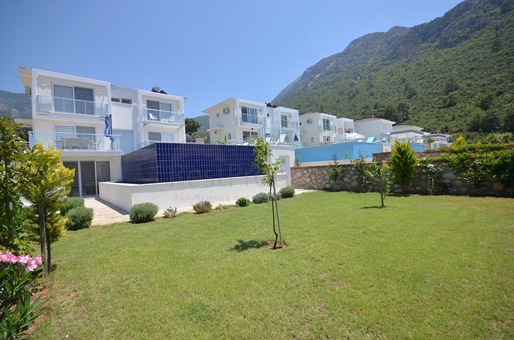 Вилла с частным бассейном и садом в Оваджик