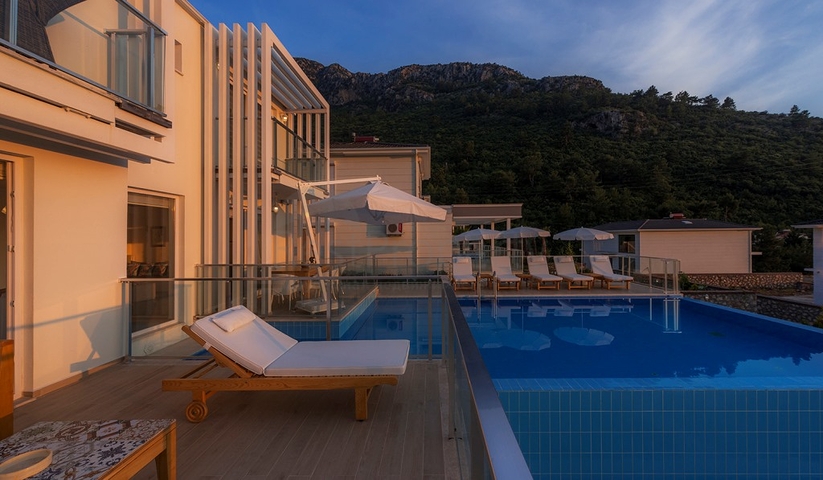 Вилла с частным бассейном и садом в Оваджик