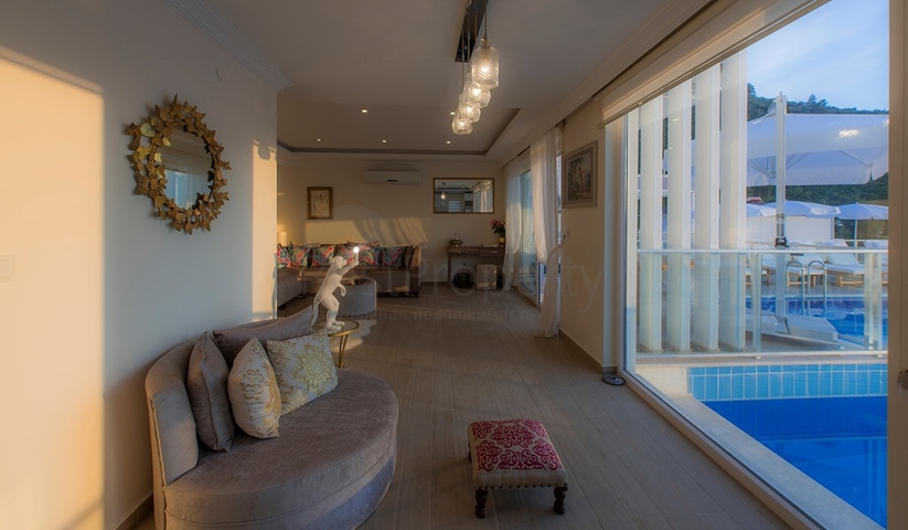 Вилла с частным бассейном и садом в Оваджик