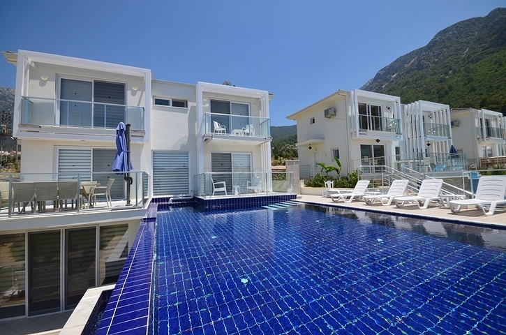 Вилла с частным бассейном и садом в Оваджик