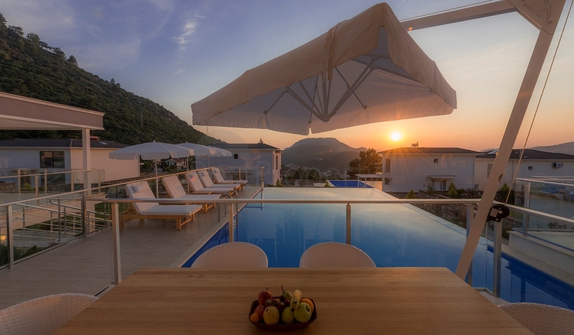 Вилла с частным бассейном и садом в Оваджик