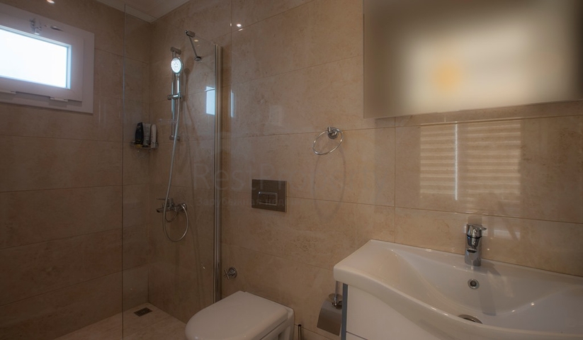 Вилла с частным бассейном и садом в Оваджик