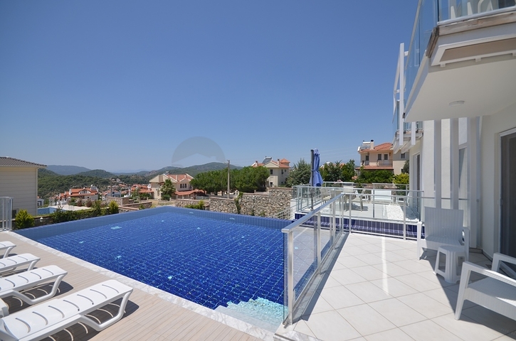 Вилла с частным бассейном и садом в Оваджик