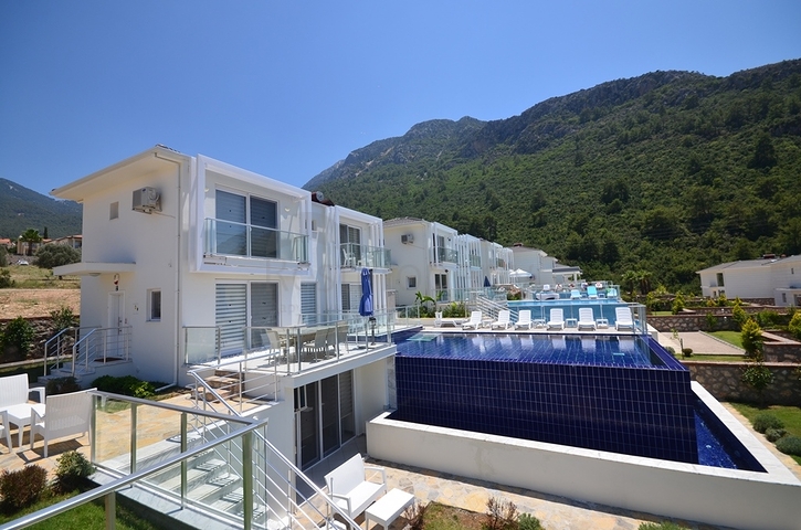 Вилла с частным бассейном и садом в Оваджик