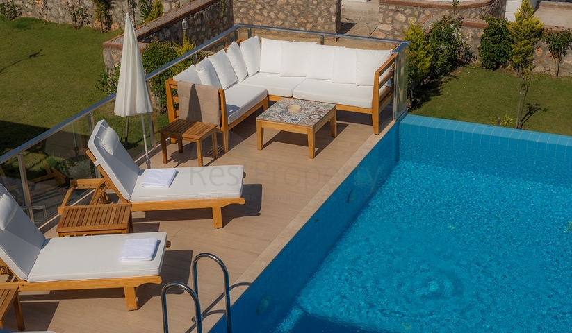 Вилла с частным бассейном и садом в Оваджик