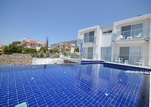 Вилла с частным бассейном и садом в Оваджик