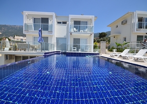 Вилла с частным бассейном и садом в Оваджик